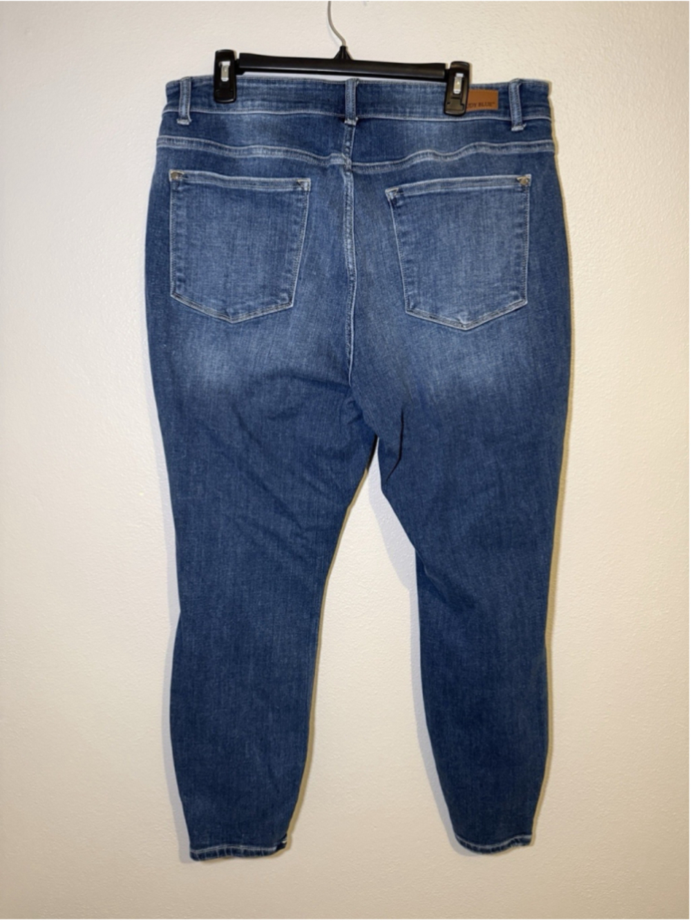 JUDY BLUE Skinny Fit Medium Wash Exposed Buttons 18 W Basic Classic Classy - Picture 2 of 4